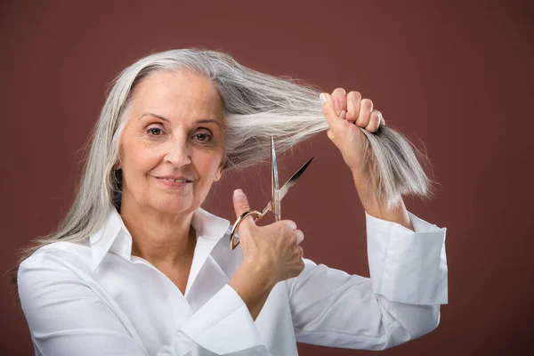 Egy Idősebb Portréja Amint Gyönyörű Ősz Haját Vágja Hajvágás Mellrák — Stock Fotó