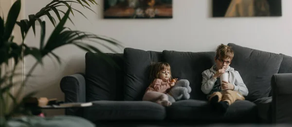 Irmãos Estão Entediados Durante Férias Sentados Sofá Assistindo Televisão Crianças — Fotografia de Stock