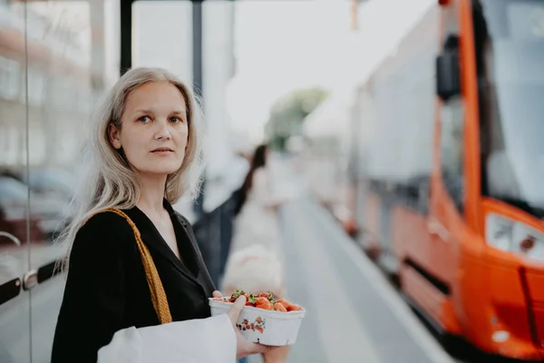 Orta Yaşlı Gri Saçlı Otobüs Durağında Bekleyen Güzel Bir Kadının — Stok fotoğraf