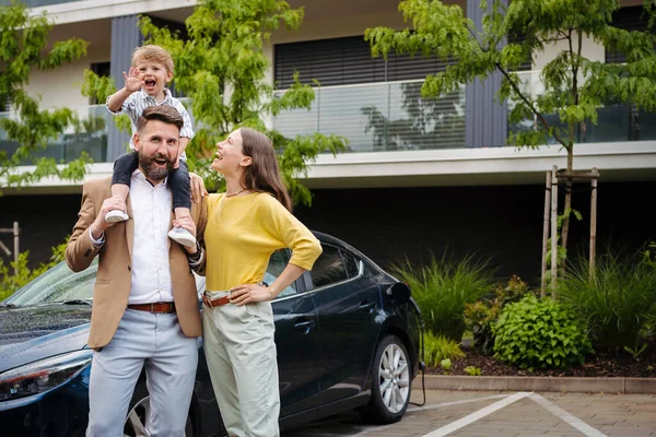 Happy Family Standing Front Electric Car Charging Street Electric Vehicle — Stock Photo, Image