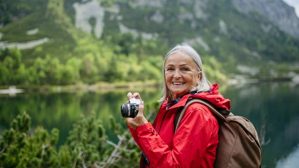 Potrait Active Senior Woman Hiking Autumn Mountains Senior Friendly Trail — Fotografia de Stock