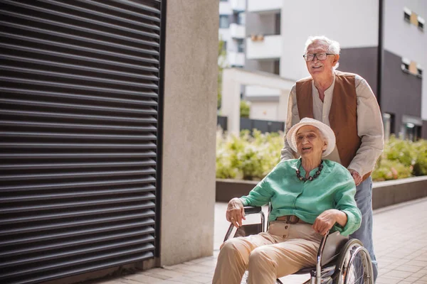 Portrait Senior Couple Woman Wheelchair Elderly Man Pushing His Lovely — Stock Photo, Image