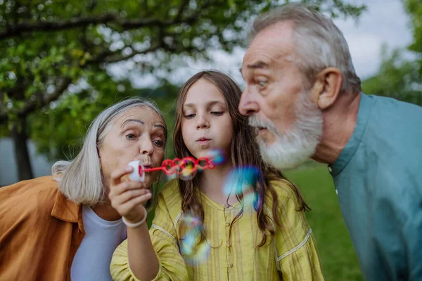 Nagyszülők Unokák Buborékokat Fújnak Egy Buborékpálcából Generációk Közötti Család Szórakozás — Stock Fotó