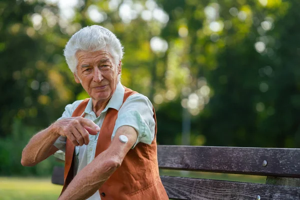 Senior Man Visar Sensor Kontinuerlig Glukosmätare Armen Man Med Diabetes — Stockfoto