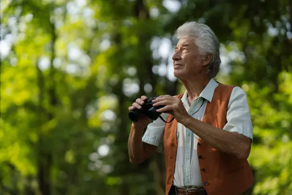 Senior Man Spending Free Time Outdoors Nature Watching Forest Animals — Stock Photo, Image
