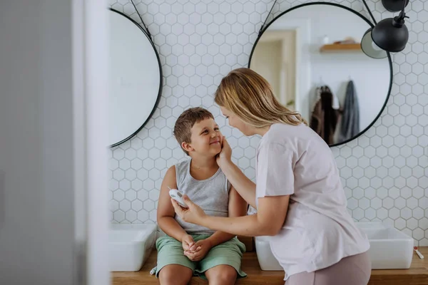 Die Mutter Überprüft Den Blutzuckerspiegel Ihrer Söhne Hause Mit Einem — Stockfoto