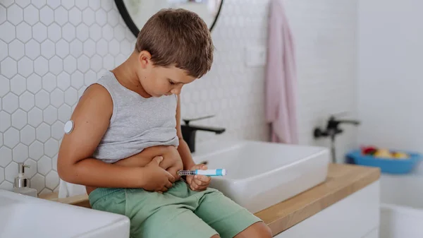 Bambino Con Diabete Che Gli Inietta Insulina Nella Pancia Primo — Foto Stock