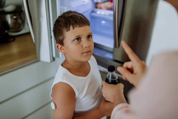 Chłopiec Cukrzycą Ciągłym Monitoringiem Glukozy Nie Może Pić Słodzonej Wody — Zdjęcie stockowe