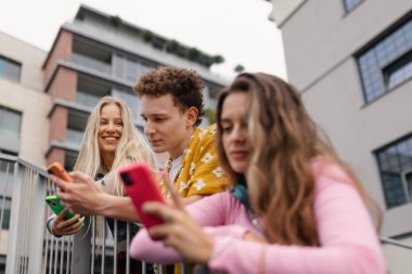 Z kuşağı öğrencileri şehirde birlikte takılıyor. Genç zoomerlar çevrimiçi, akıllı telefonlar, sosyal medya kullanıyorlar, selfie çekiyorlar. Dostluk ve sosyal güç kavramı