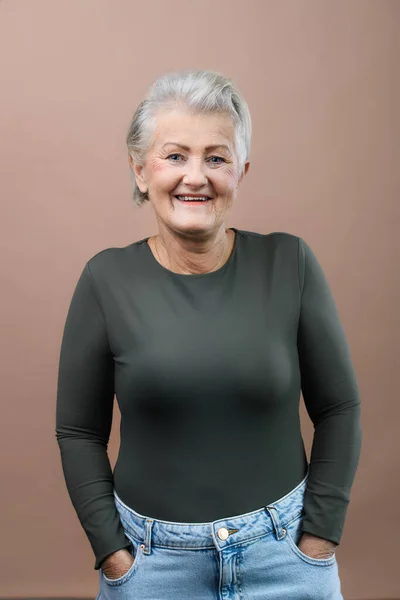 Studioporträt Einer Lächelnden Seniorin Mit Händen Jeanstaschen Kurze Graue Haare — Stockfoto