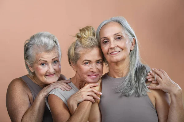 Studio Portret Trzech Pięknych Starszych Kobiet Siwymi Włosami Starsze Przyjaciółki — Zdjęcie stockowe