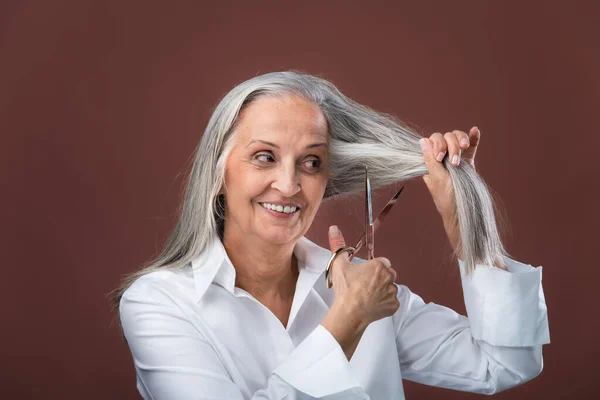 Portrait Senior Woman Cutting Her Beautiful Gray Hair Cutting Hair — Stock Photo, Image