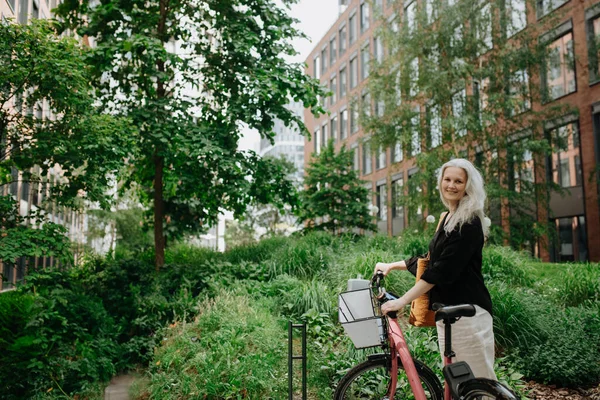 Güzel Orta Yaşlı Bir Kadın Bisiklet Parkının Bisikletinin Yanında Bisikletle — Stok fotoğraf