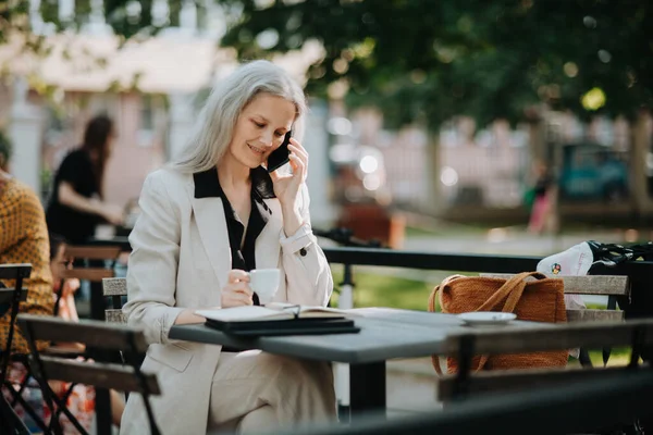 Şehirde Çalışan Uzun Gri Saçlı Güzel Olgun Bir Bayan Müdürün — Stok fotoğraf