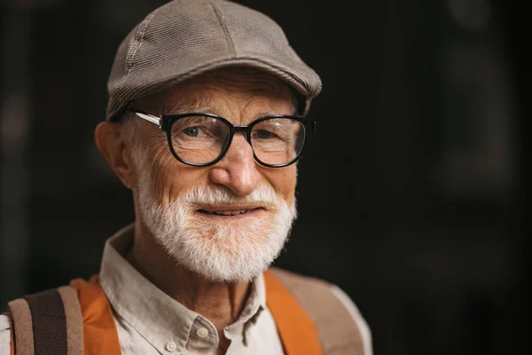 Studio Portret Starszego Mężczyzny Okularach Beret Głowie Przystojny Uśmiechnięty Staruszek — Zdjęcie stockowe