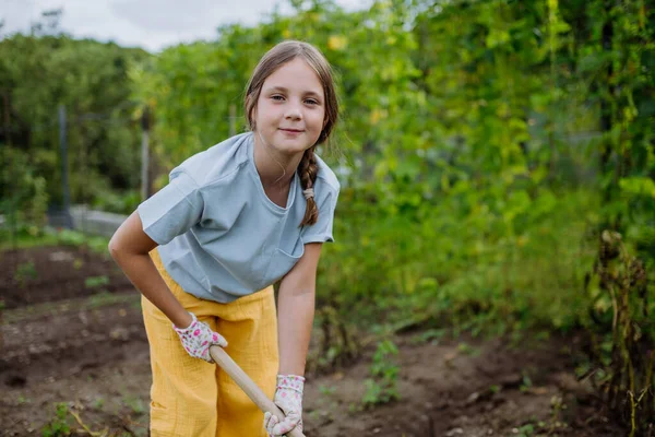 Bahçede Çapayla Toprak Çapalayan Genç Bir Kızın Portresi — Stok fotoğraf
