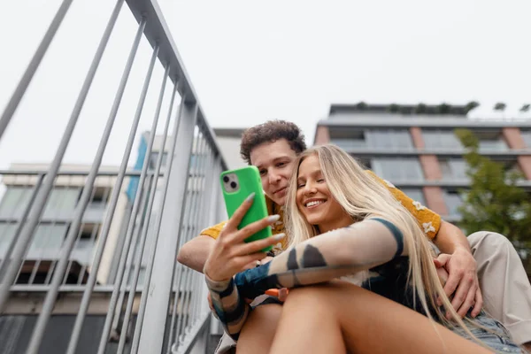 Portrét Generace Pár Sedí Venku Městě Dělá Selfie Studenti Tráví — Stock fotografie