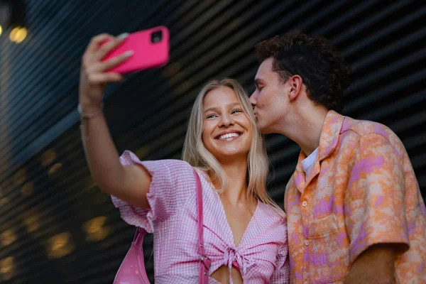 Sinemaya Gitmeden Önce Pembe Elbiseli Bir Çift Selfie Çekiyor Genç — Stok fotoğraf