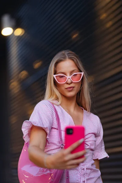 Gen Κορίτσι Ροζ Στολή Λαμβάνοντας Selfie Πριν Από Σινεμά Για — Φωτογραφία Αρχείου