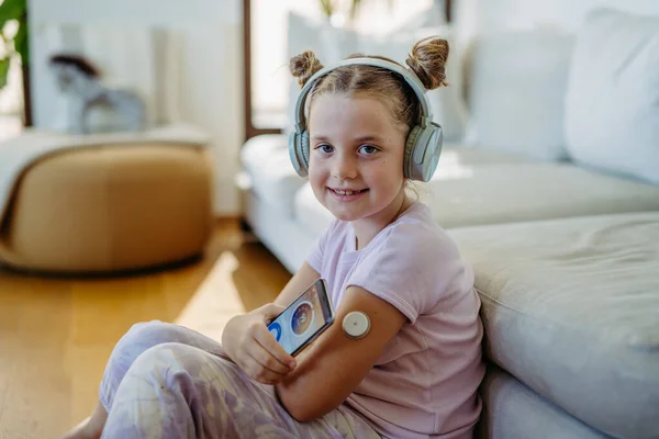 Girl Diabetes Using Continuous Glucose Monitor Girl Connecting Cgm Smartphone — Stock Photo, Image