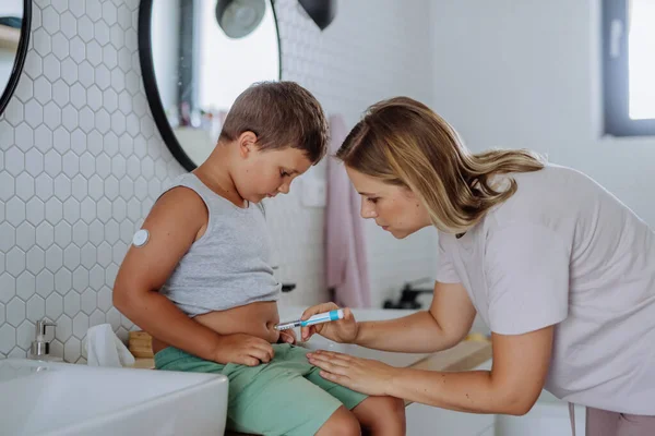 Mutter Eines Diabetischen Jungen Spritzt Insulin Seinen Bauch Junge Mit — Stockfoto