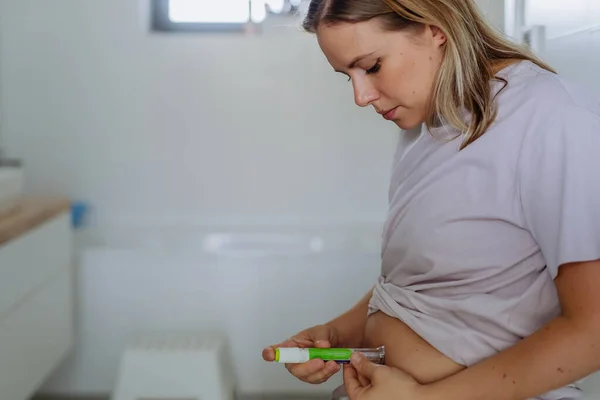 Kobieta Wstrzykująca Insulinę Brzuch Łazience Zbliżenie Matki Cukrzycą Typu Przyjmującej — Zdjęcie stockowe