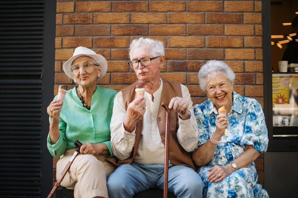Retrato Três Amigos Seniores Cidade Comendo Sorvete Dia Quente Verão — Fotografia de Stock