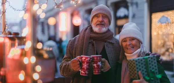 Gelukkig Seniorenpaar Genieten Buiten Kerstmarkt Het Kopen Van Geschenken Kerstbanner — Stockfoto