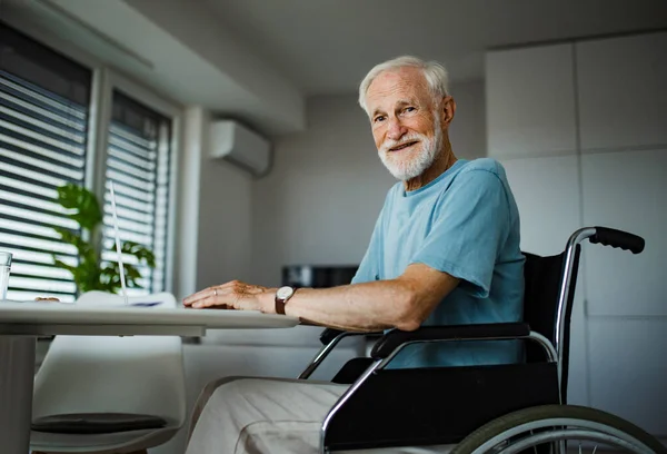 Starszy Mężczyzna Wózku Inwalidzkim Pracujący Domu Emeryturze Starszy Człowiek Korzystający — Zdjęcie stockowe