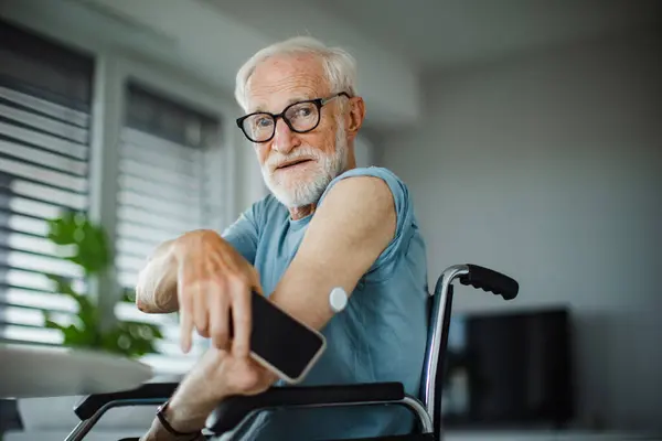 Starszy Pan Cukrzycą Sprawdza Poziom Glukozy Krwi Domu Używając Ciągłego — Zdjęcie stockowe