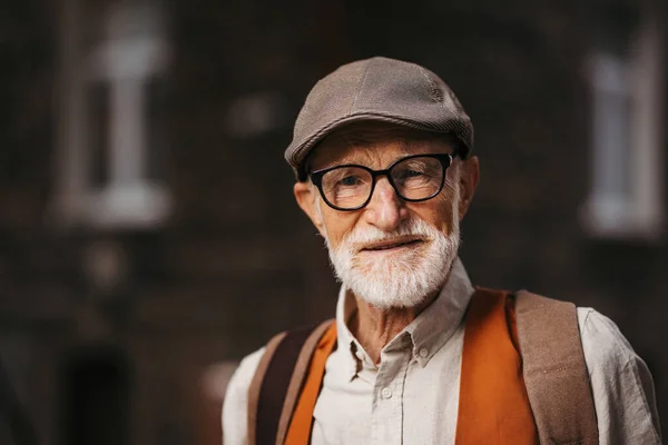 Studio Portret Starszego Mężczyzny Okularach Beret Głowie Przystojny Uśmiechnięty Staruszek — Zdjęcie stockowe