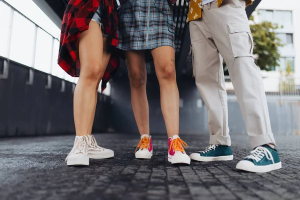 Zbliżenie Młodych Studentów Nogi Stojące Mieście Zoomery Modnej Stylowej Odzieży — Zdjęcie stockowe