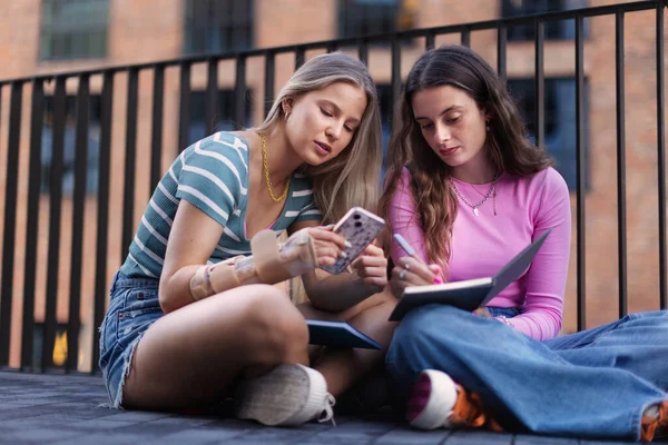 Young Stylish Generation Girls Studying Together Outdoors School Young Female — Stock Photo, Image