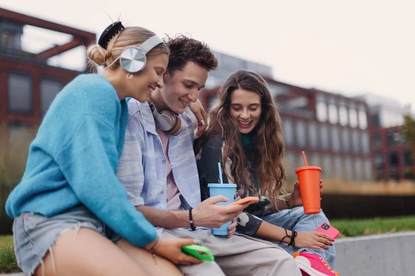 Z世代の学生が街の外で一緒にぶら下がっている 若いスタイリッシュなズーマーは スマートフォン ソーシャルメディアを使用して セルフィーを取ってオンラインです 友情と社会的強さの力の概念 — ストック写真