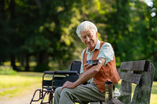 Homem Diabético Sênior Cadeira Rodas Verificando Seus Dados Glicose Smartphone — Fotografia de Stock
