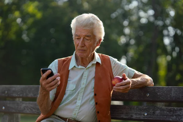 Uomo Anziano Seduto Fuori Fare Shopping Online Uno Smartphone Rischio — Foto Stock