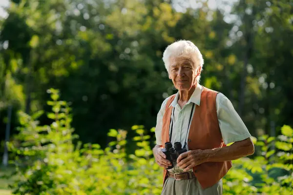 Senior Man Tillbringar Fritid Utomhus Naturen Tittar Skogsdjur Genom Kikare — Stockfoto