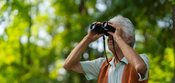 Senior Man Tillbringar Fritid Utomhus Naturen Tittar Skogsdjur Genom Kikare — Stockfoto