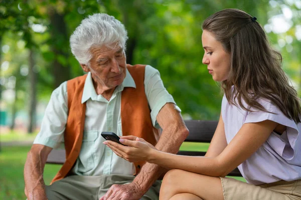 Opiekun Pomaga Starszemu Cukrzykowi Sprawdzić Jego Dane Glukozy Smartfonie Seniora — Zdjęcie stockowe