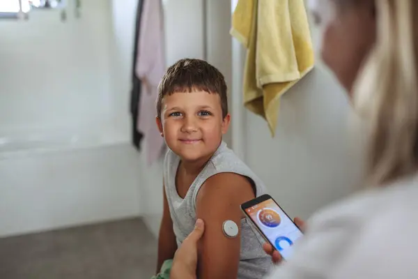 Pojke Med Diabetes Kontrollerar Blodglukosnivån Hemma Med Hjälp Kontinuerlig Glukosmätare — Stockfoto