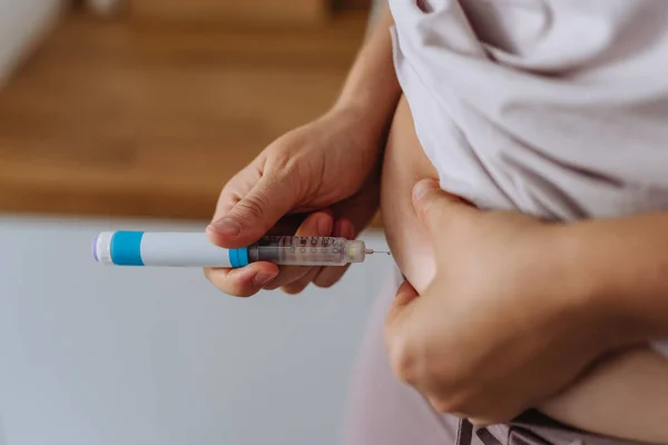 Zblízka Jehly Injekční Inzulín Břicha Koupelně Žena Diabetem Typu Užívající — Stock fotografie