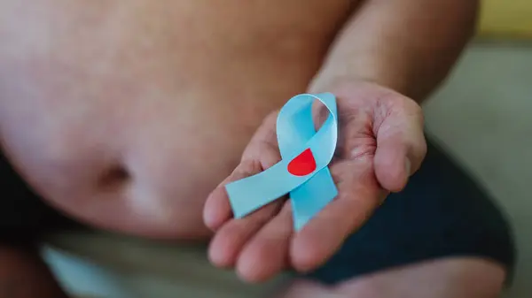 Człowiek Nadwagą Trzymający Niebieską Cukrzycę Wspiera Wstążkę Jako Symbol Świadomości — Zdjęcie stockowe