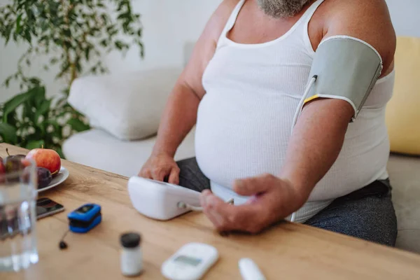 Overweight Man Measuring His Blood Pressure Home Man High Blood — Stock Photo, Image