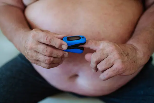 Overweight Man Using Pulse Oximeter Home Measure Blood Oxygen Saturation — Stock Photo, Image