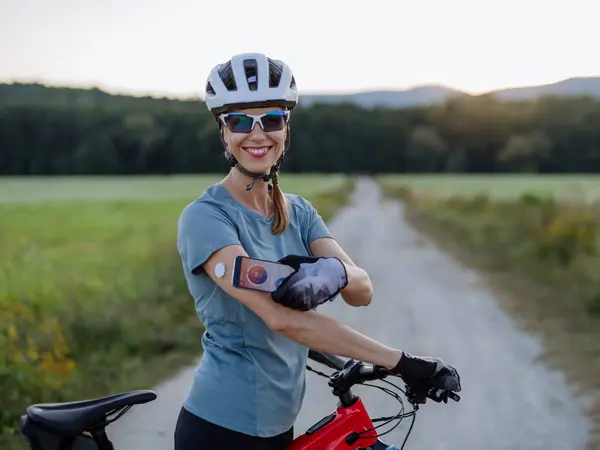 Zuckerkranke Radfahrerin Verbindet Kontinuierliche Glukosemessung Mit Ihrem Smartphone Ihren Blutzuckerspiegel — Stockfoto