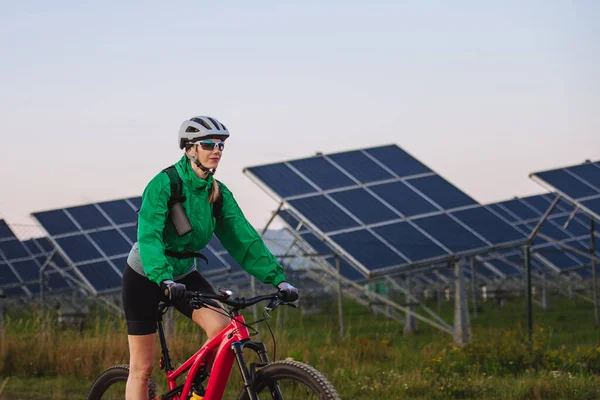 Retrato Hermoso Ciclista Cabalgando Frente Paneles Solares Una Granja Solar — Foto de Stock