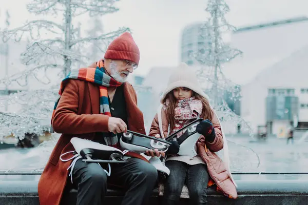 Dziadek Wnuczką Zimą Lodowisku Świeżym Powietrzu Dziadkowie Uczy Cute Girl — Zdjęcie stockowe