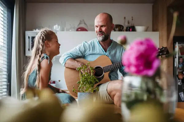 かわいい娘のためにギターを弾く父親 少女が歌う 親から楽器を学ぶ子供たち — ストック写真
