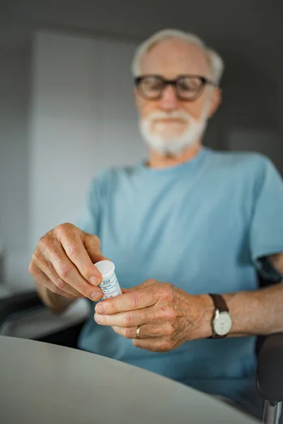 Orang Senior Kursi Roda Minum Pil Rumah Orang Sakit Kronis — Stok Foto