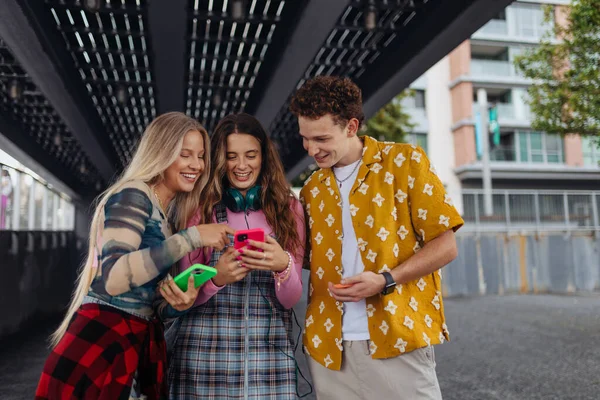 Z世代の学生が街の外で一緒にぶら下がっている 若いスタイリッシュなズーマーは スマートフォン ソーシャルメディアを使用して セルフィーを取ってオンラインです 友情と社会的強さの力の概念 — ストック写真
